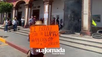 Residentes de Otumba bloquean municipalidad en demanda de ayuda contra incendio forestal