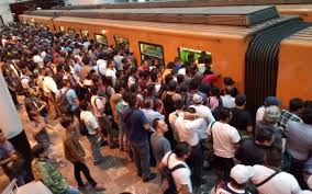 Reportan retrasos y saturación en la Línea 12 del Metro de la CDMX: Usuarios expresan molestia