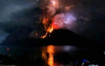 Erupción del volcán Ruang en Indonesia causa alerta y evacuaciones