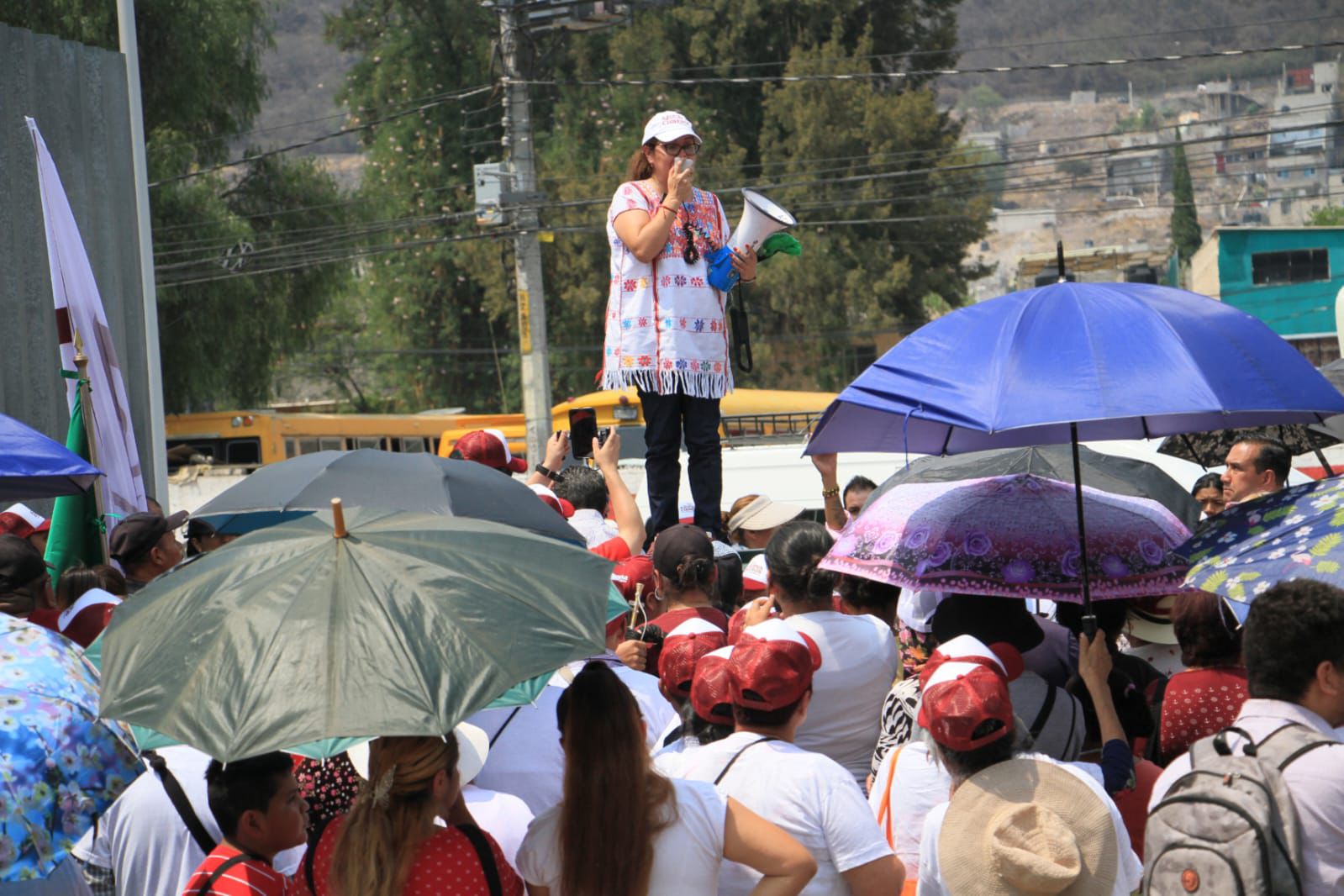 Azucena Cisneros promete terminar el abandono de la Región de la Cañada 