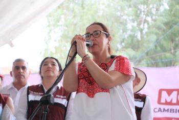 Azucena Cisneros promete trabajo en comunidades  