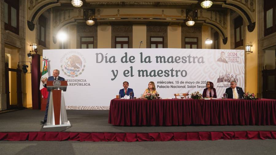 AMLO reconoce papel crucial del magisterio en la transformación de México
