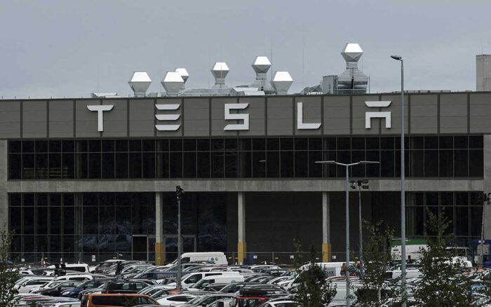 Jueza permite demanda contra Tesla por afirmaciones sobre autoconducción