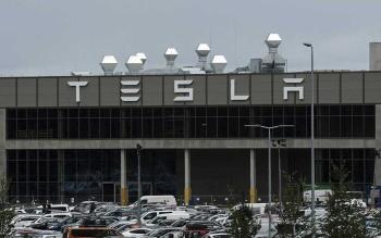 Jueza permite demanda contra Tesla por afirmaciones sobre autoconducción