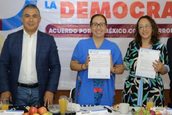 Promete Azucena Cisneros simplificación administrativa con honestidad  