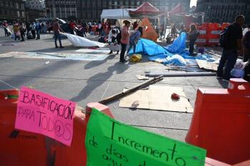 CNTE Levanta Plantón en el Zócalo Tras Acuerdo con AMLO para Reforma de Ley del ISSSTE
