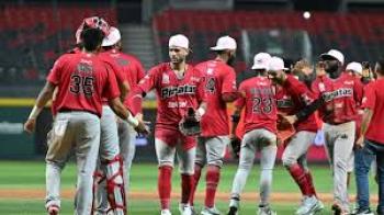 Piratas vencen a Diablos Rojos en emocionante duelo en el Harp Helú