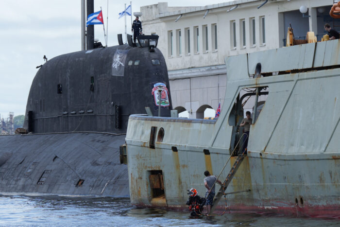 Tensión en el Caribe: Submarino Estadounidense y Flotilla Rusa en Guantanamo, Cuba