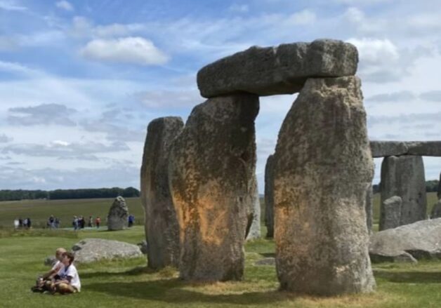 Activistas de Just Stop Oil Rocían Pintura en Stonehenge para Exigir el Fin de los Combustibles Fósiles