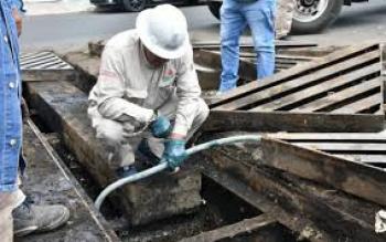 Investigan posible derrame de Pemex tras olor a combustible en Neza