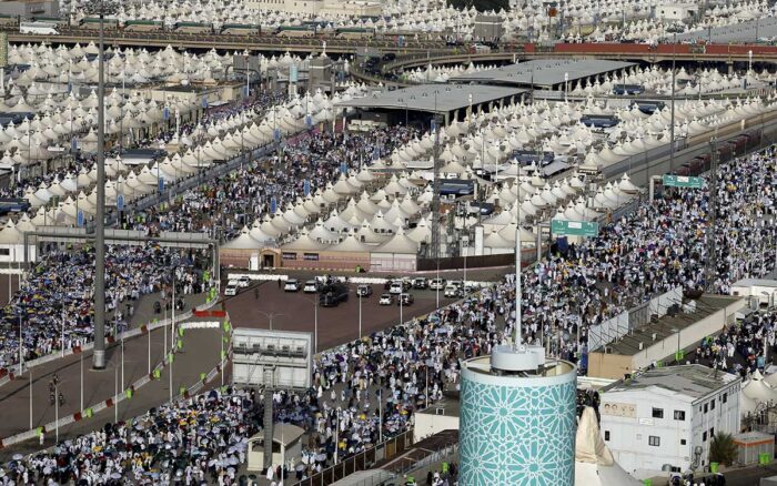 Arabia Saudita Reconoce la Muerte de 1,300 Peregrinos en La Meca por Estrés Térmico