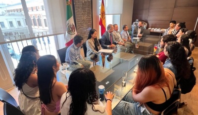 Embajador mexicano se reúne con elenco del musical "Malinche" en España