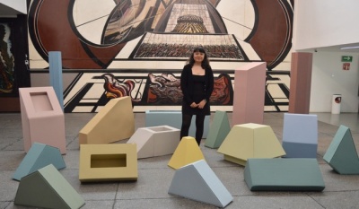 Claudia Luna guía caminata artística en la Sala de Arte Público Siqueiros