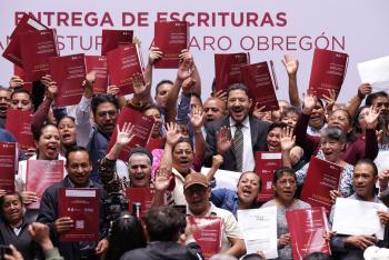 Entrega de escrituras a 73 familias en La Angostura por Martí Batres