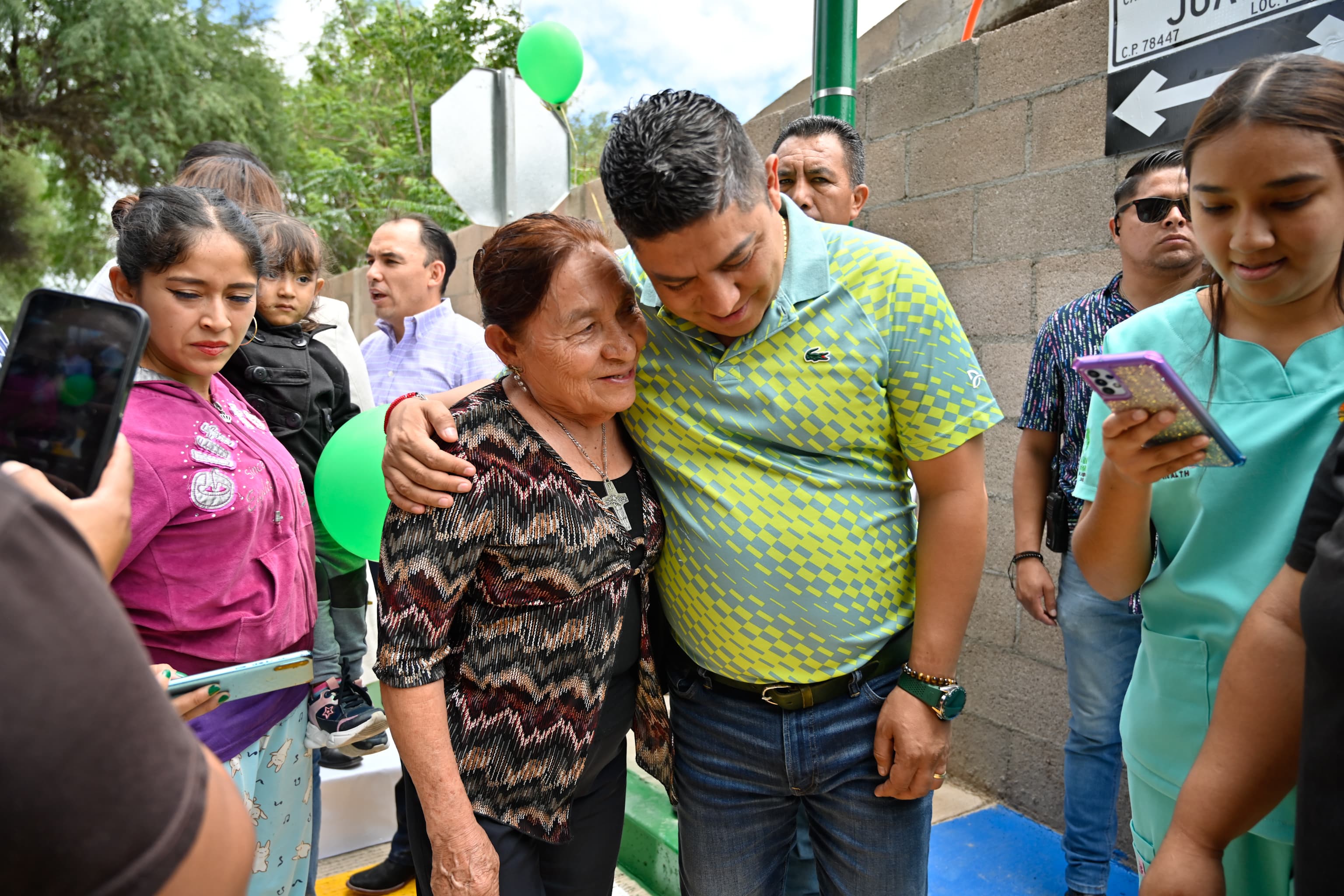 Habitantes de Cerro de San Pedro Agradecen al Gobernador Ricardo Gallardo por Obras de Pavimentación