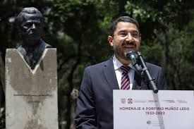 Homenaje a Porfirio Muñoz Ledo con develación de busto en Parque Enriqueta Camarillo