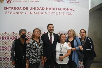 Martí Batres entrega viviendas dignas en Azcapotzalco a familias de bajos