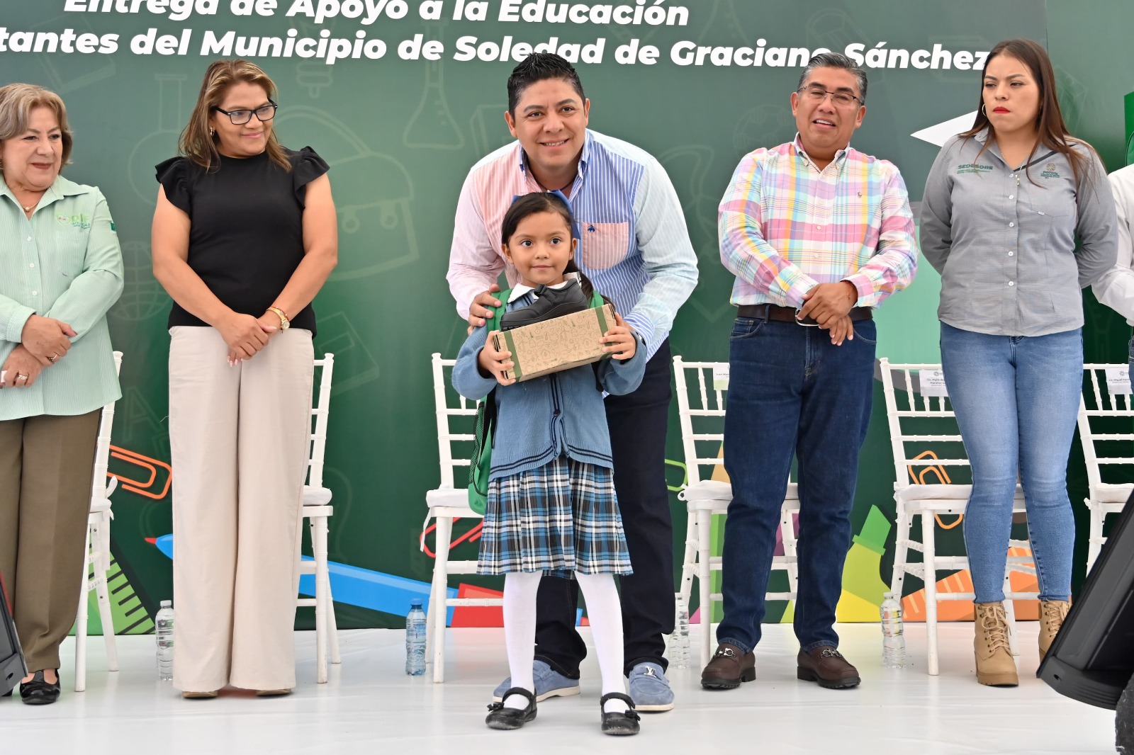 Ricardo Gallardo arranca la entrega de paquetes escolares con una inversión de 12 millones de pesos en apoyo a familias