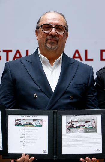 El secretario de Gobierno Ricardo Ruiz Suárez celebra el éxito de Sí al Desarme, Sí a la Paz con timbre postal conmemorativo