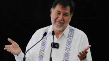 Fernández Noroña ridiculiza manifestación de Xóchitl Gálvez frente al INE, llamándola "chisguete rosa"