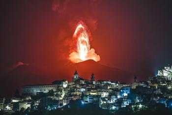 Volcán Etna erupciona y provoca "lluvia de cenizas" en Catania, suspendiendo vuelos y afectando la ciudad