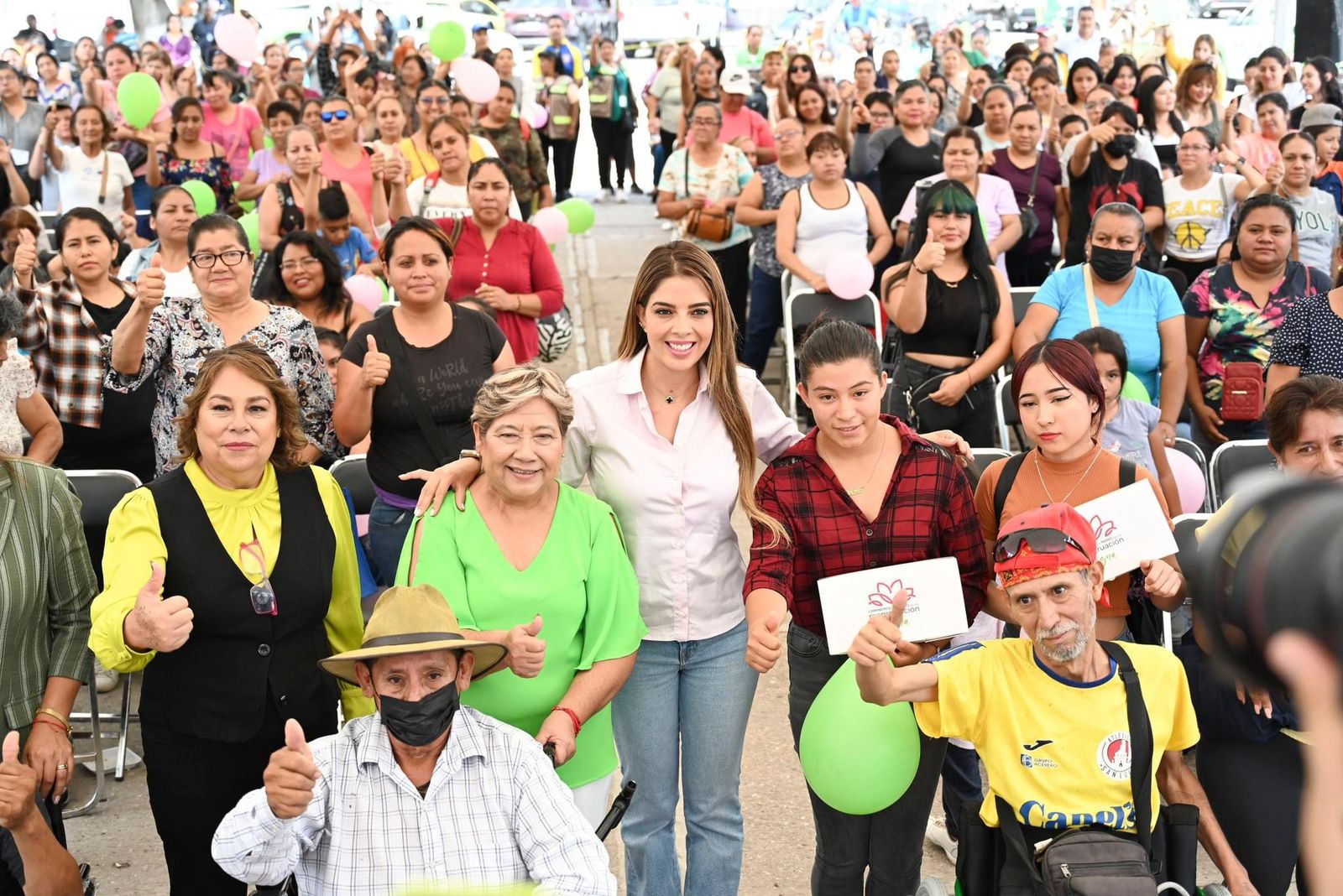 Mujeres reciben más apoyo del DIF estatal con kits menstruales