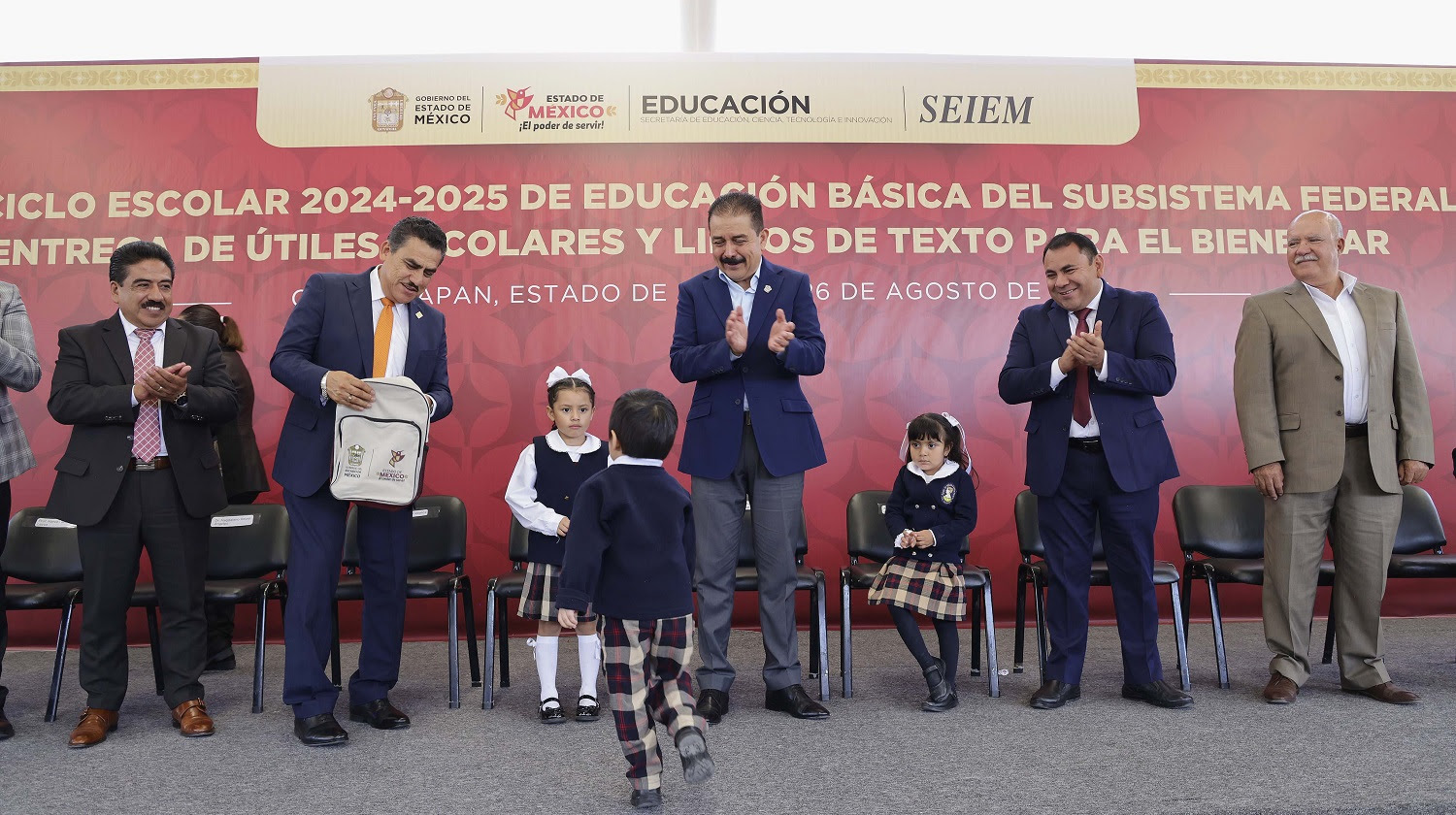 Gobierno del Estado de México entrega útiles escolares a 2.8 millones de estudiantes