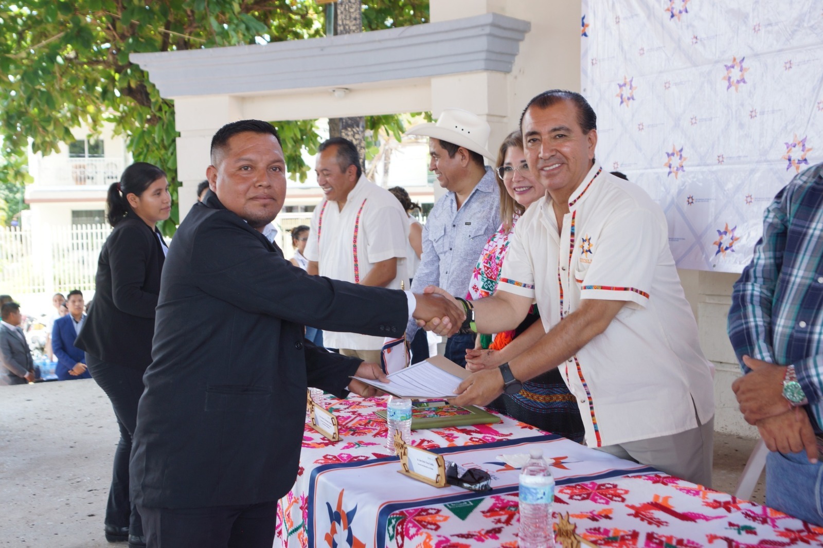 Entrega de títulos a egresados de la Universidad Intercultural en la Huasteca por parte de la SEGE