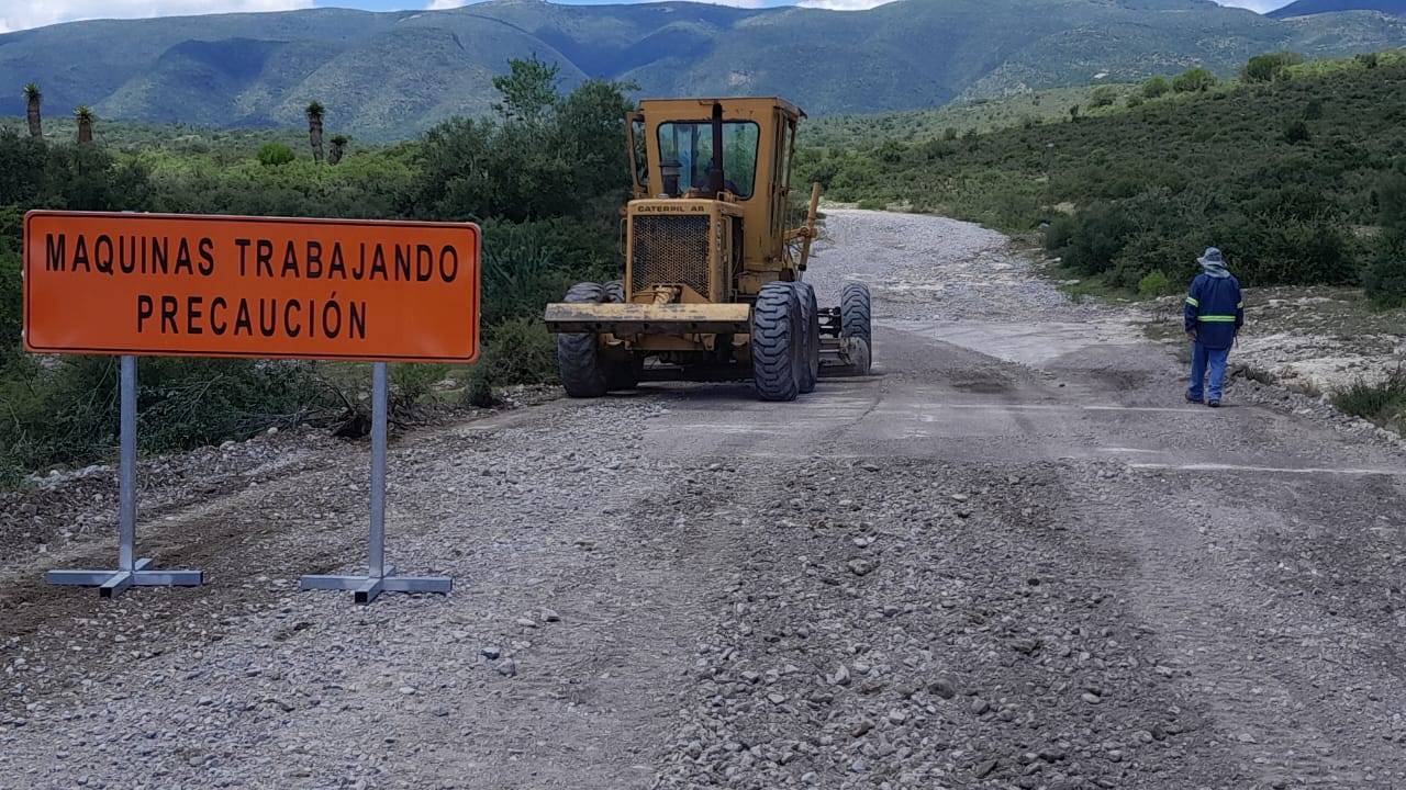 Gobierno de San Luis Potosí realiza conservación de caminos en Villa de Guadalupe y Catorce