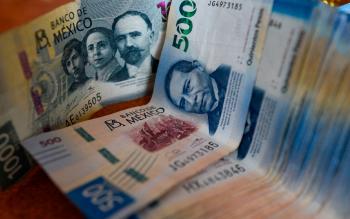 El peso mexicano cae ante incertidumbre por reforma judicial en el Senado