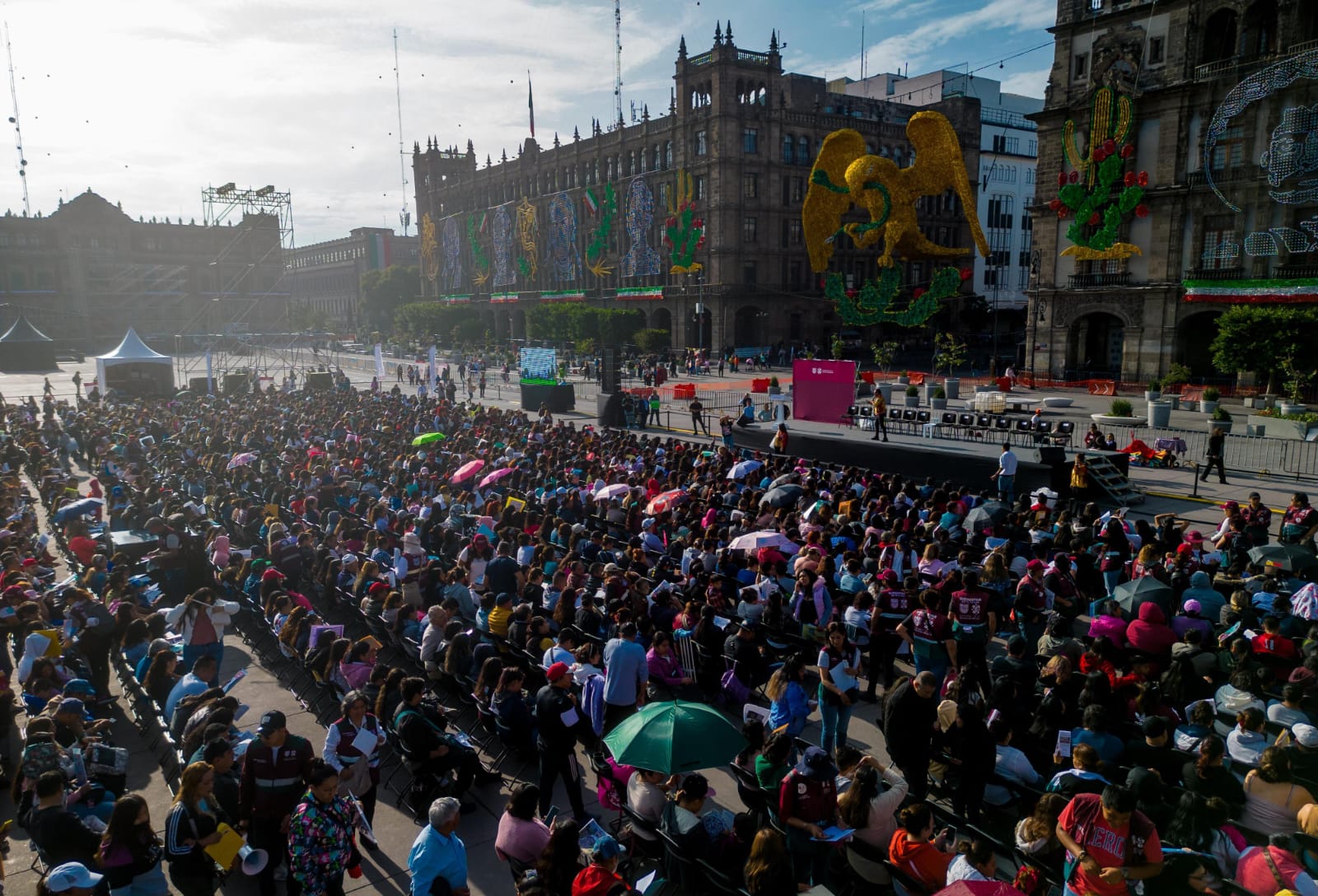 Martí Batres entrega becas educativas a más de 100 mil estudiantes en la CDMX