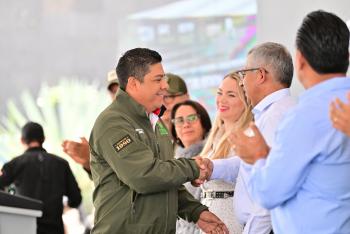 Ricardo Gallardo entrega seguros y vivienda a personal operativo de la Guardia Civil Estatal