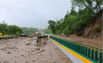 Cierres carreteros en Guerrero tras huracán John