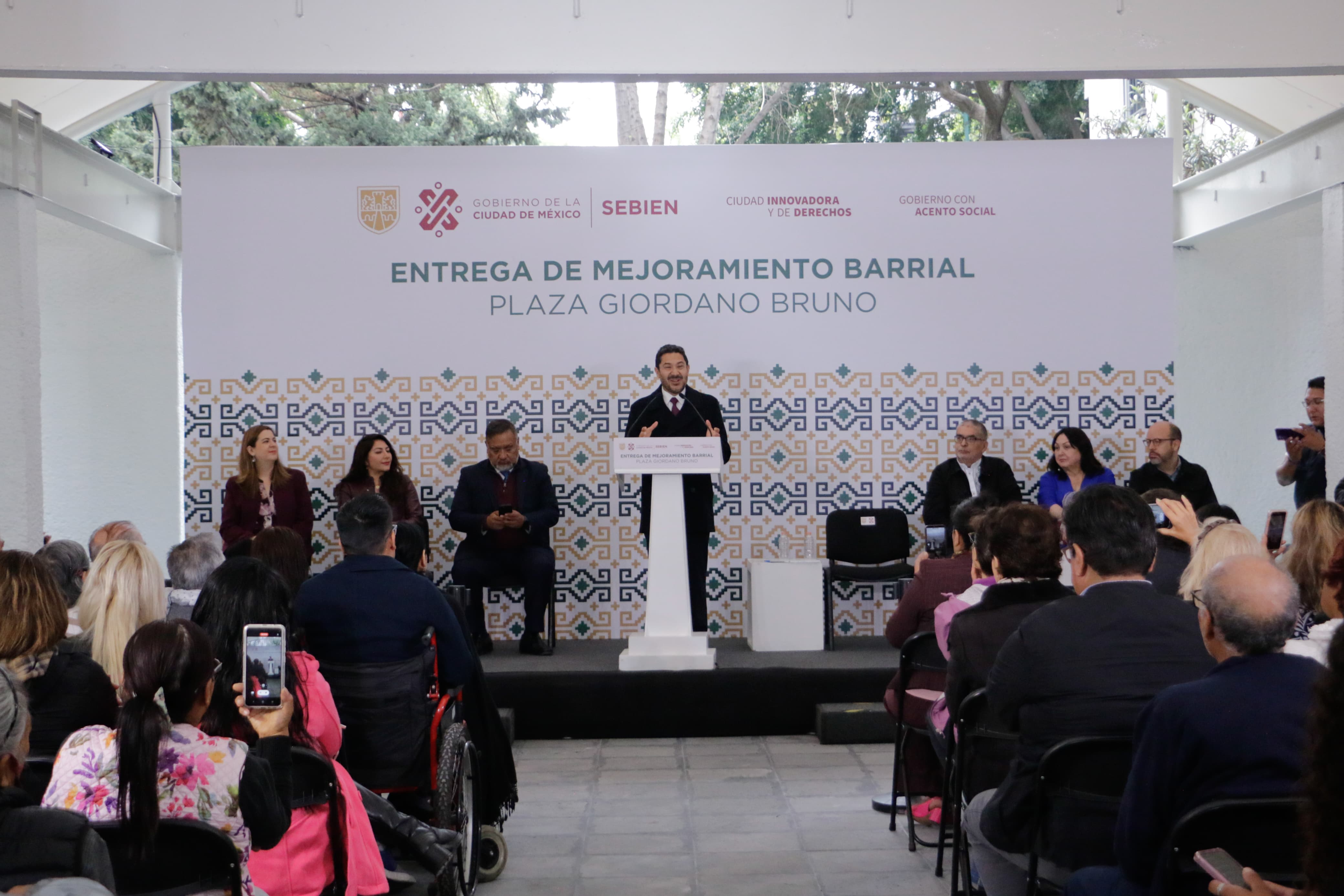 Jefe de Gobierno entrega obras de Mejoramiento Barrial en Plaza Giordano Bruno