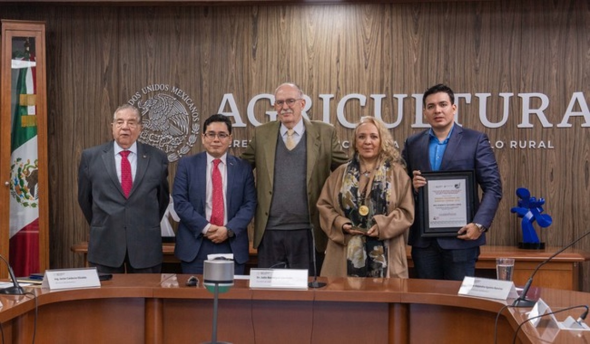 Roberto Navarro López es reconocido con el Premio Nacional de Sanidad Animal 2024 por su trayectoria en la erradicación de enfermedades