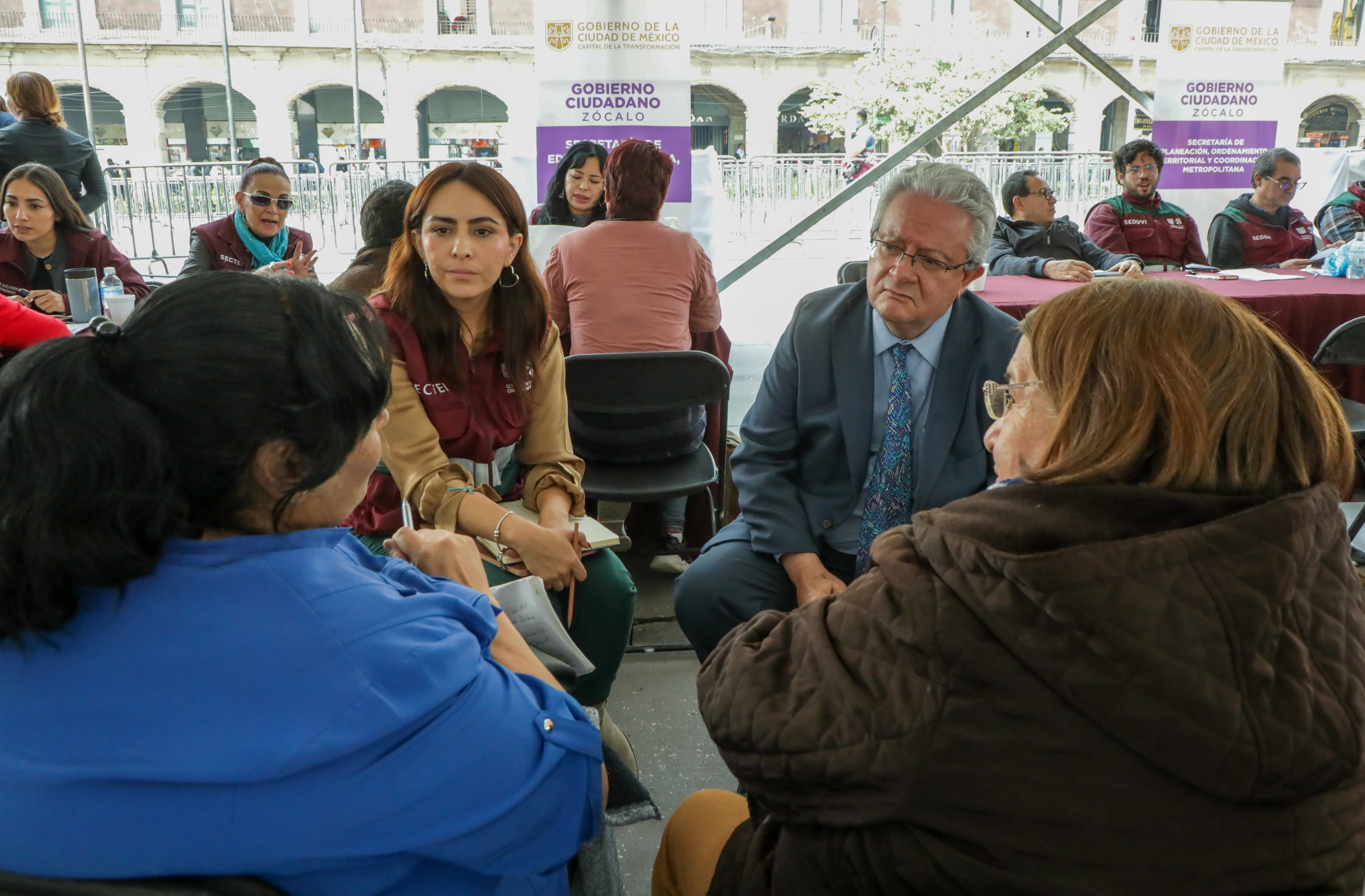 Gobierno de la CDMX atiende 830 solicitudes ciudadanas en el Zócalo