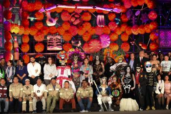 Encendido de la Ofrenda Monumental en el Zócalo celebra el Día de Muertos en CDMX