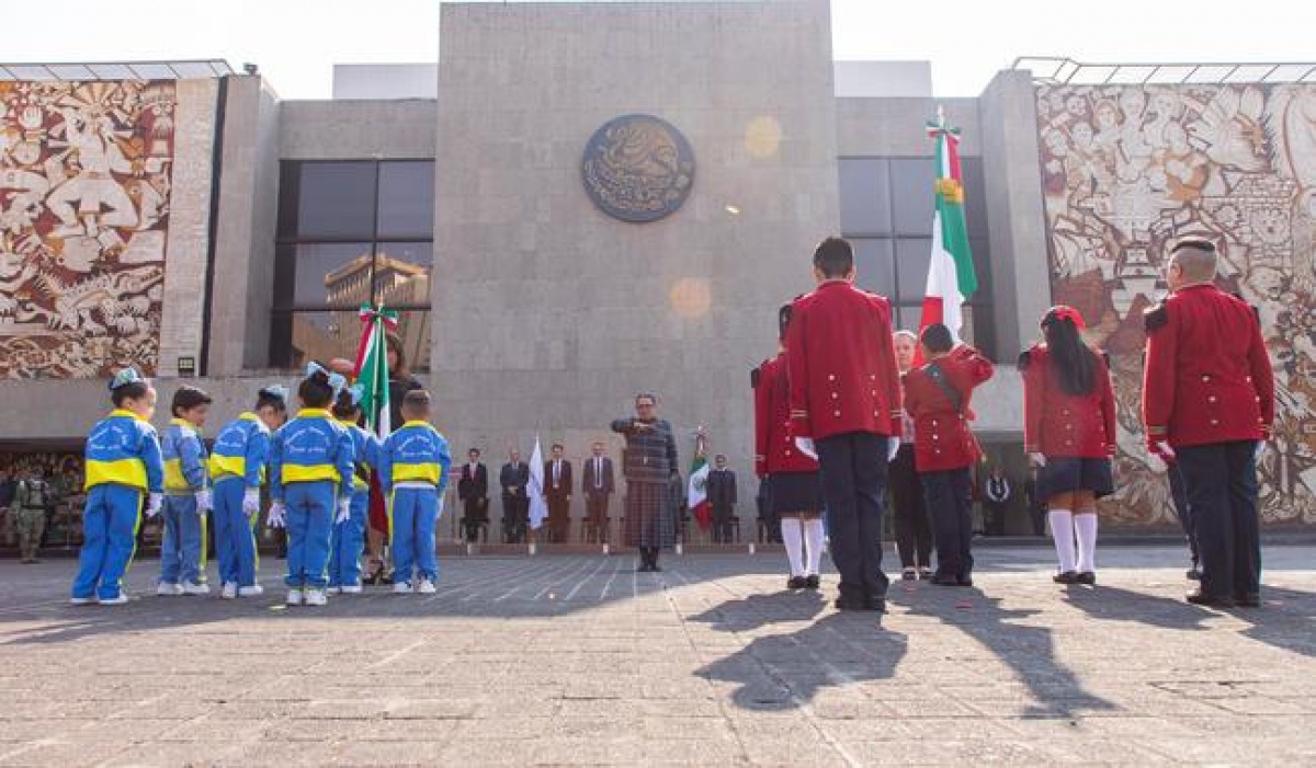 Segob entrega bandera a escuelas de educación básica en solemne ceremonia