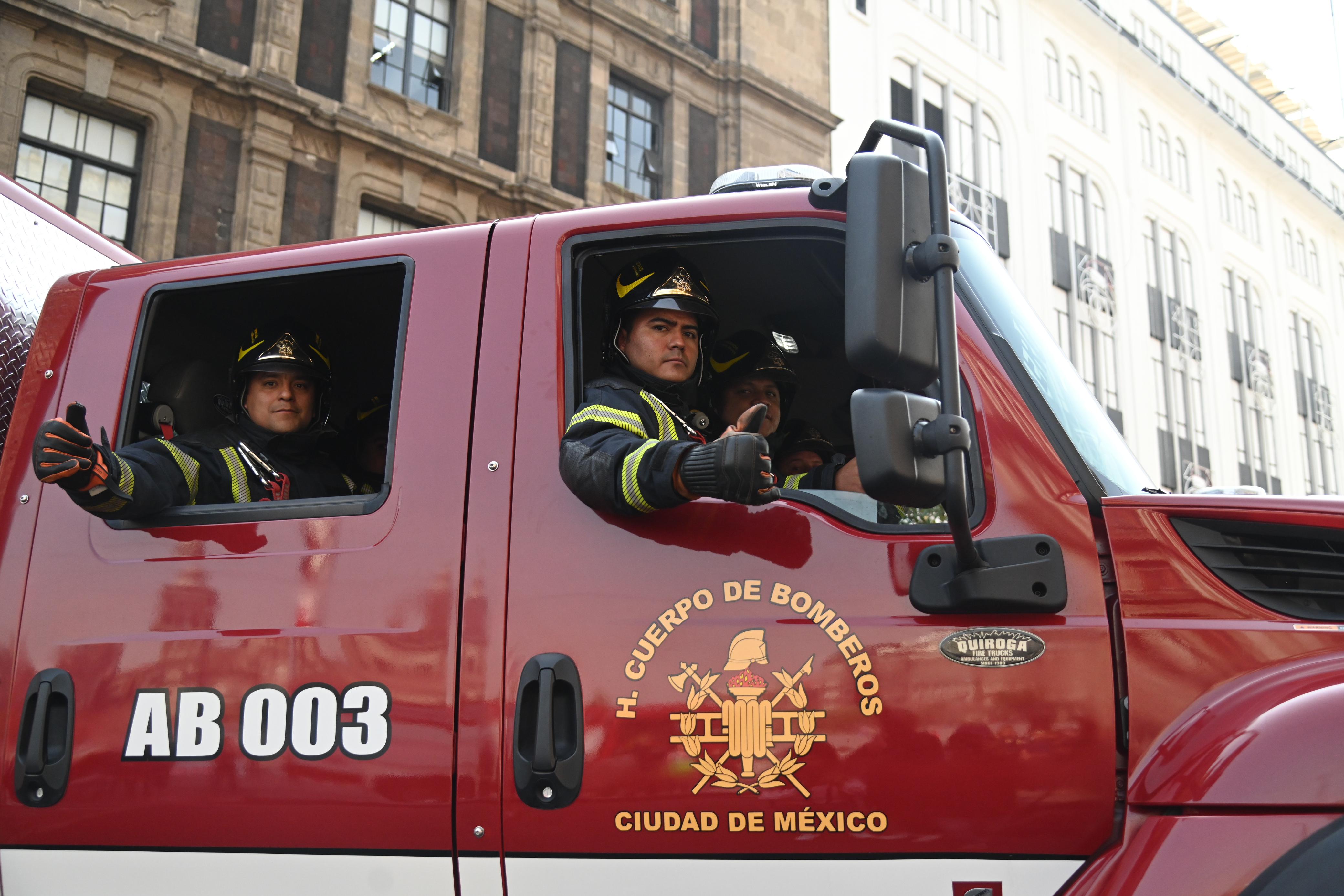Clara Brugada entrega 11 unidades al Heroico Cuerpo de Bomberos en CDMX