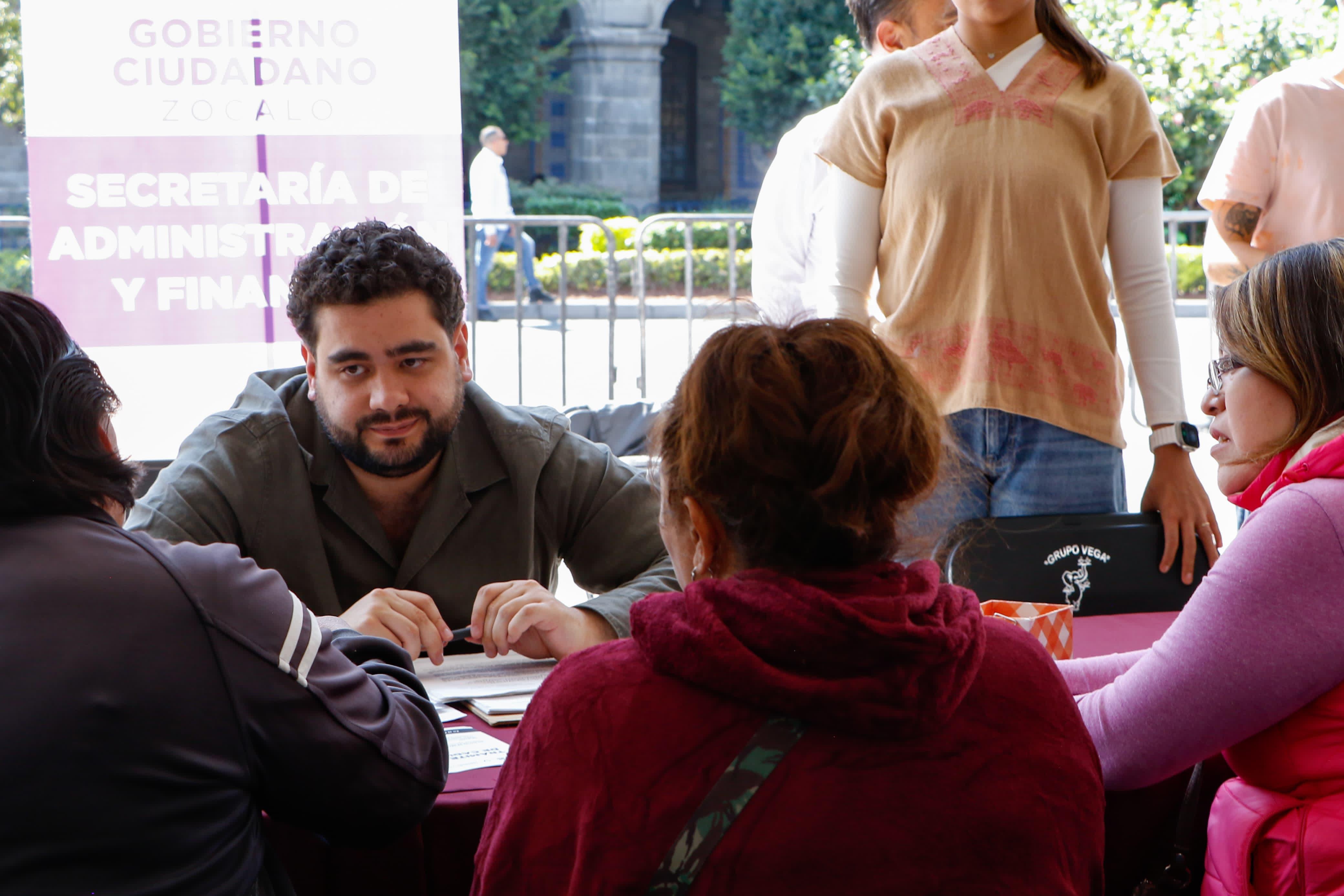 Clara Brugada lidera sexta jornada de atención ciudadana en el Zócalo de Gobierno