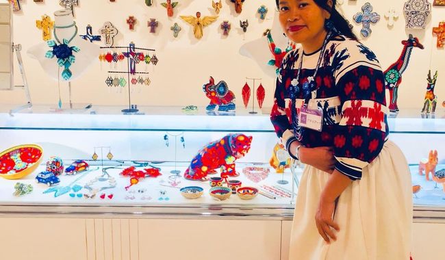Adriana Bautista, artesana wixárika, lleva la tradición mexicana a escenarios internacionales