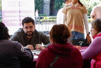 Clara Brugada lidera sexta jornada de atención ciudadana en el Zócalo de Gobierno