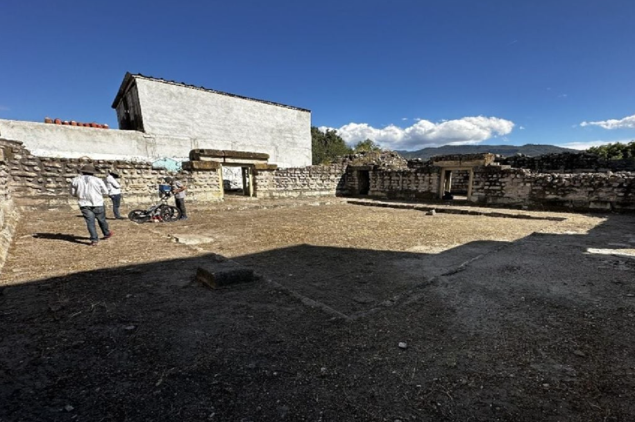 Hallan la “puerta trasera del infierno” bajo una iglesia zapoteca en Mitla, Oaxaca