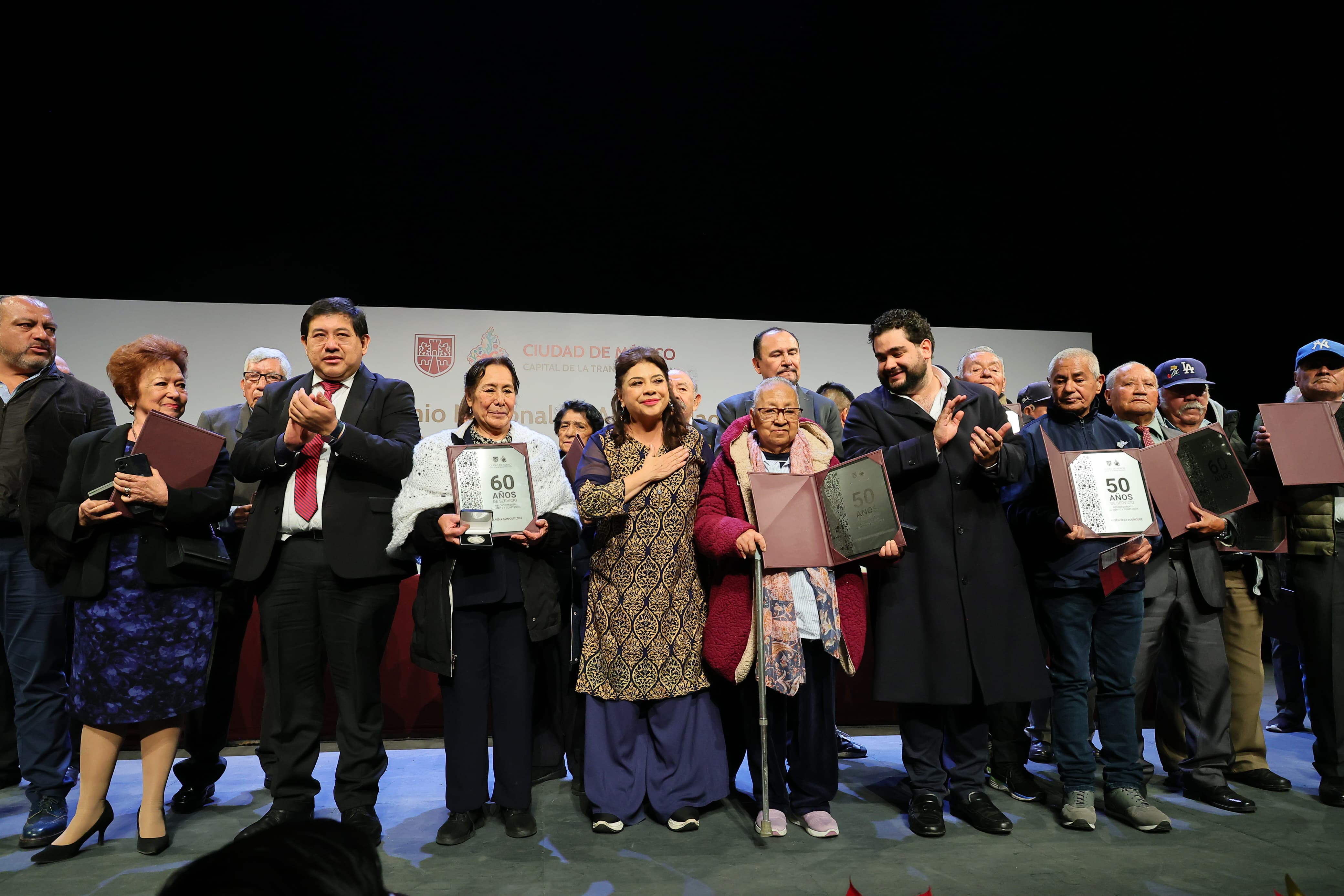 Clara Brugada premia a trabajadores con más de 60 años de servicio en CDMX