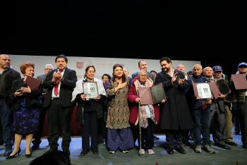 Clara Brugada premia a trabajadores con más de 60 años de servicio en CDMX