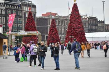 Gobierno de la Ciudad de México instala decoración navideña en el Zócalo para diciembre