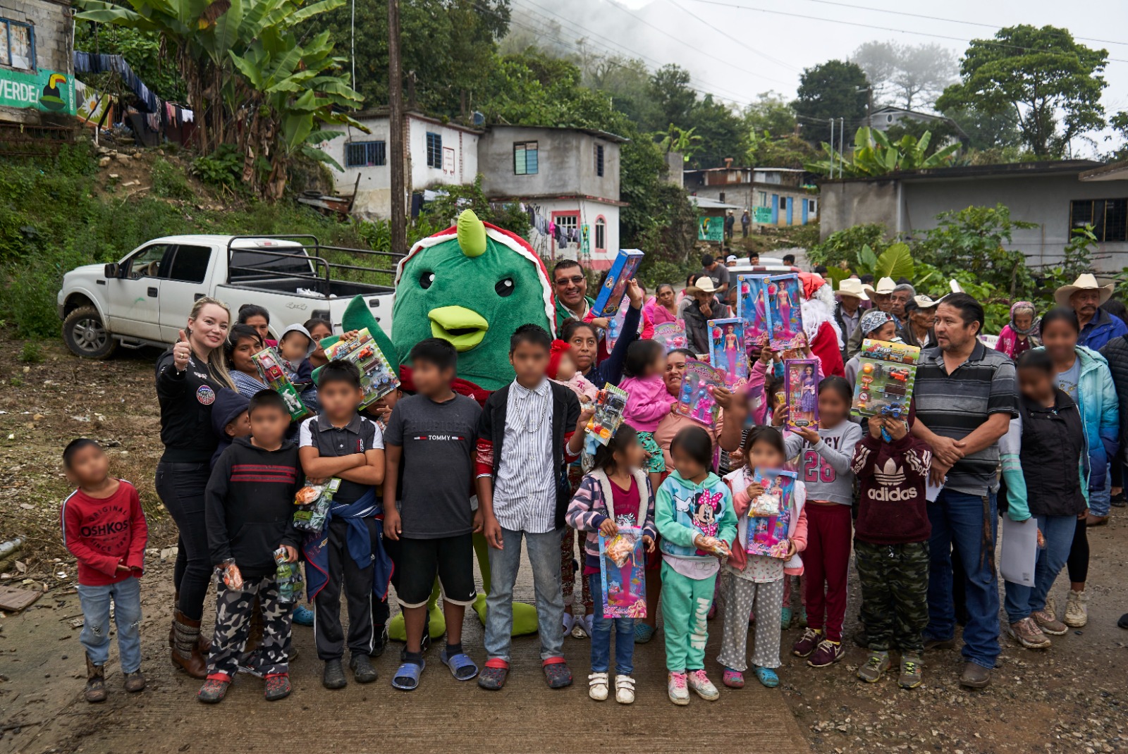 Gobierno Estatal celebra fiestas decembrinas con niñas y niños de la Huasteca