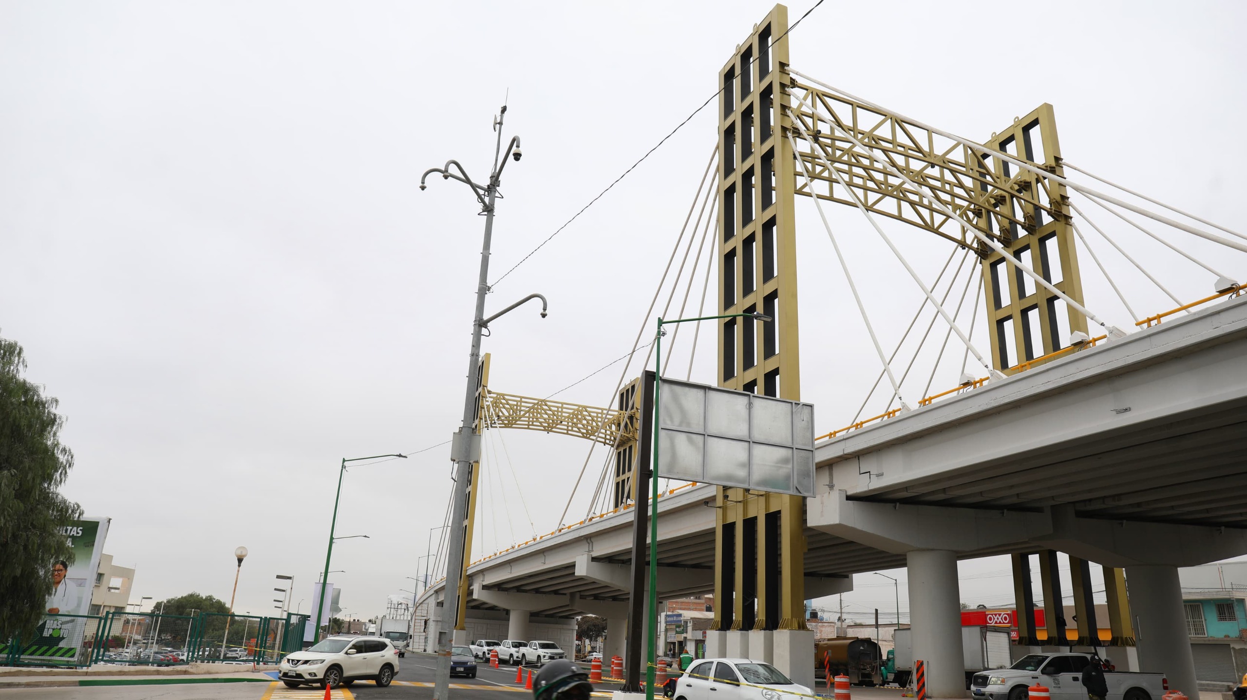 Ricardo Gallardo entrega puente vehicular en circuito potosí con inversión récord