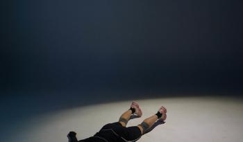 "Bálsamos para lo intangible": exposición que explora digitalidad, cuerpo y emociones