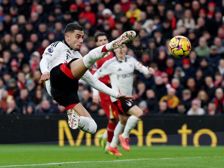 Raúl Jiménez y Fulham empatan con Liverpool pese a superioridad numérica